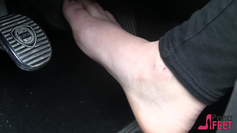 Foot Fetish HD: Petra loves revving