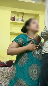 India linda cuñada coquetea con su cuñado y le muestra el amor para obtener su polla en el coño en hindi , video completo