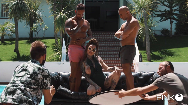 Pinko Club: Doble penetración en la piscina para la cachonda Korinha