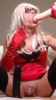 Lingerie en satin rouge et jouet