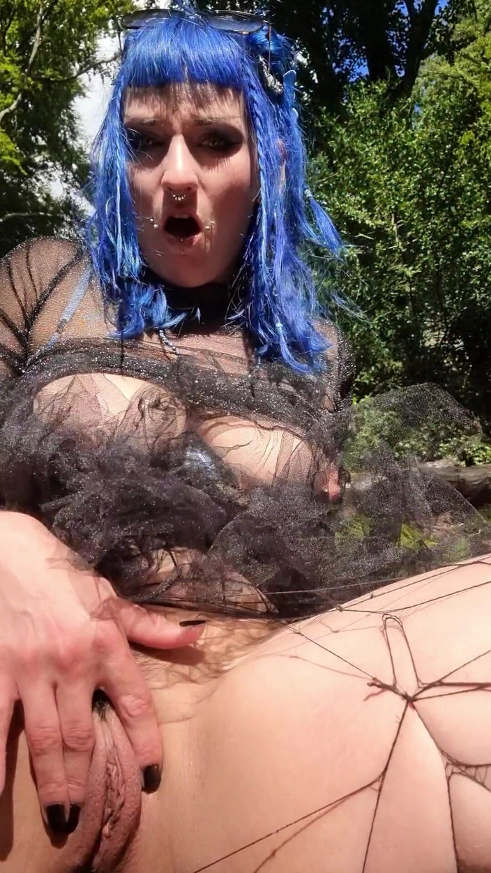 Mania Pigmilk: 고스피가 야외 숲에서 자신의 질을 문지른다