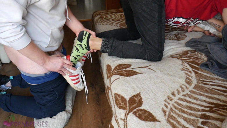 Ethan Alex: Baskets et footjob de chaussettes moites, éjaculation sur les semelles