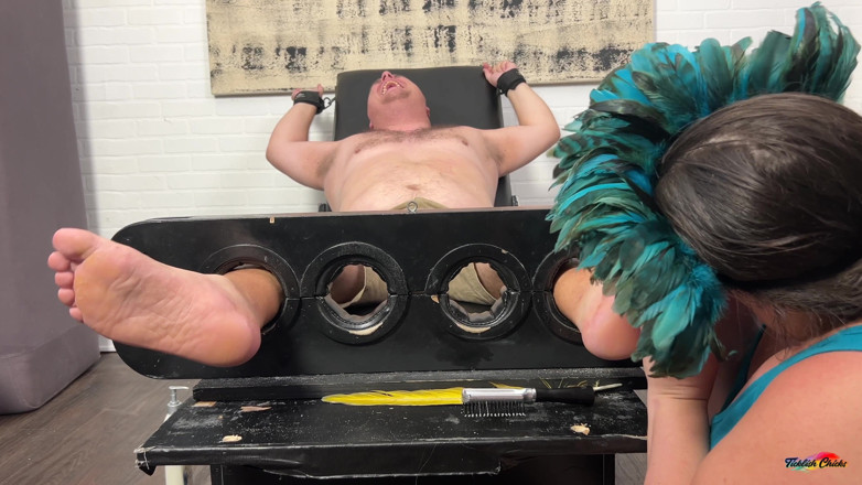 Ticklish Chicks: Cassie Page se întoarce înapoi pe Matt