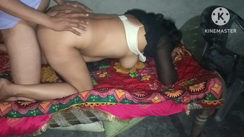 Kavita69: Indische huisvrouw met dikke kont heeft elke nacht een pik...