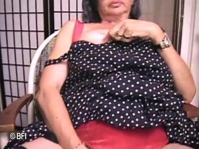 Nasty matures and dirty grannies club: Freche oma bekommt ihre muschi gefickt und bespiele