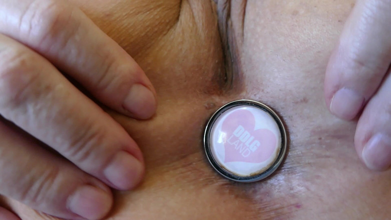 Natalie K: Трах пальцами со стонущей оргазмом с батплагом в заднице ношение ярких синих носков до колена