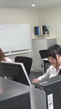Un impiegato inutile come me che ingozza le natiche di un bellissimo impiegato in ufficio