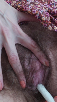 Spelen Met Een Tampon in Een Harige Close-up