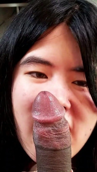 Chinesisches mädchen passt ihren kleinen mund um einen dicken schwarzen schwanz