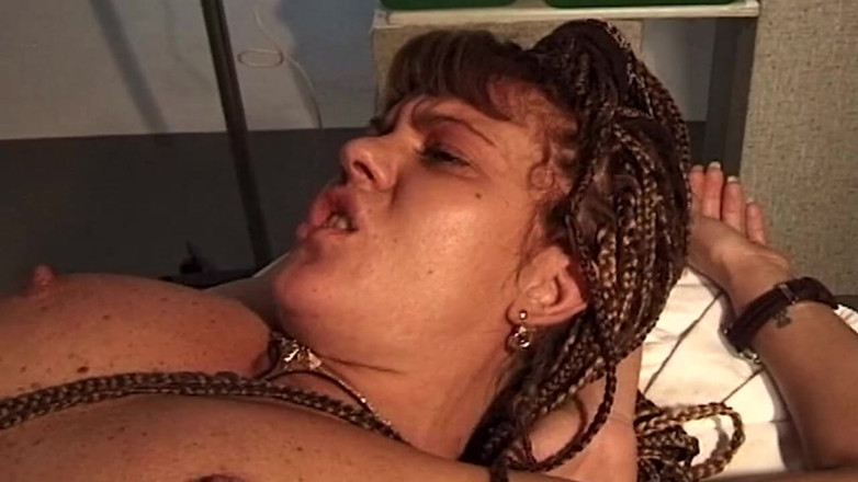 Bangora MILFs: Доктор трахает пальцами и заполняет текущую киску зрелой брюнетки
