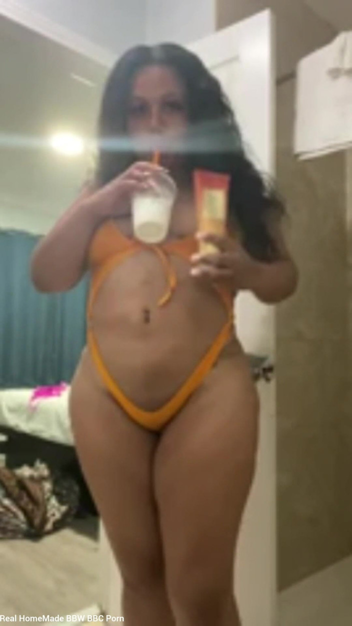 Super sexy ebony cuties: Позирует, трясет моей попкой в сексуальном бикини