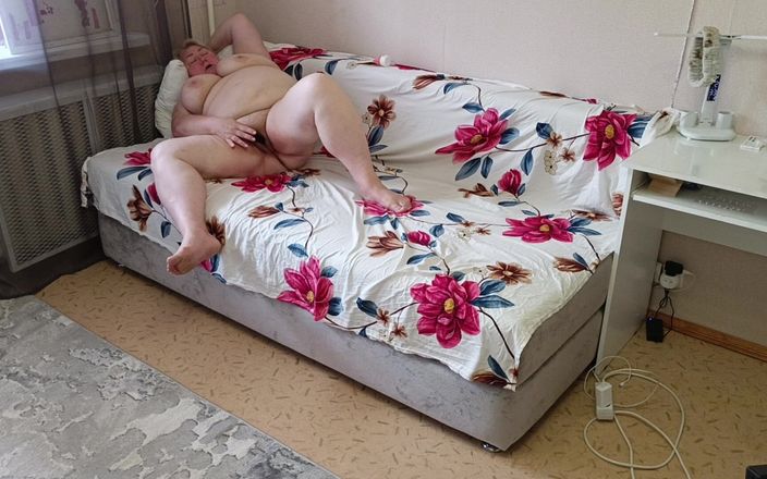 Zona901: La voisine passe son temps à masturber sa grosse chatte poilue...