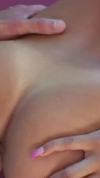 Nena bronceada chupando polla y siendo follada