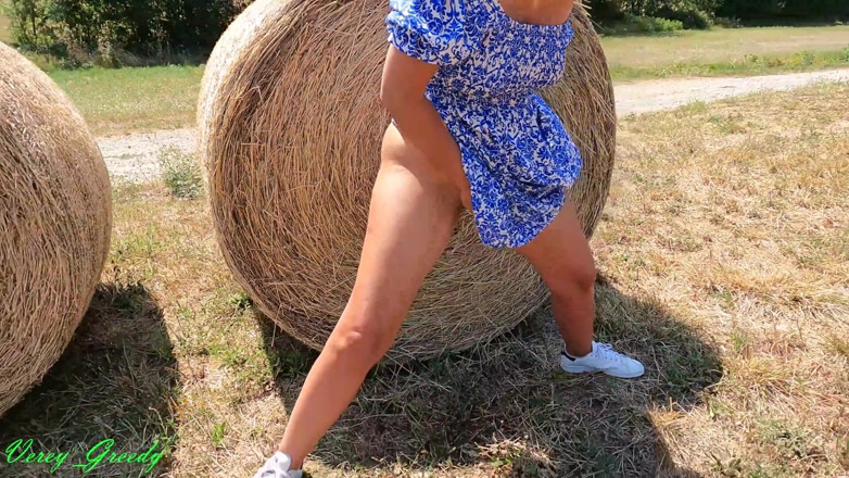 Les Gourmands: Milf buitenshuis met wit slipje plassend van dichtbij op haar...