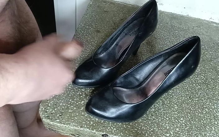 AdultGameplays: Masturbare și spermă pe tocuri înalte