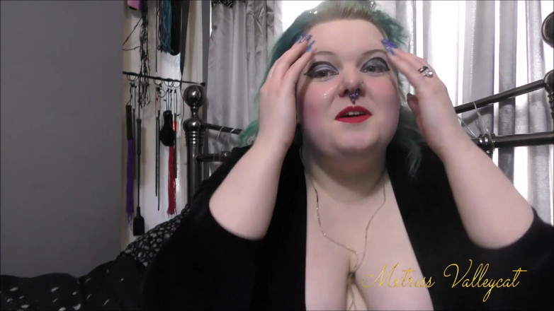 Mxtress Valleycat: Blue oval nails show off