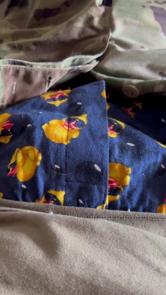 Gay Soldier Stuff: Soldado se divierte en el día de Joroba consigo mismo