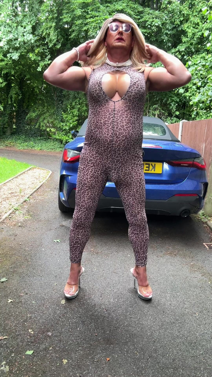 Kellycd2022: Sexy transvesthemd kellycd2022 in Catsuit und High Heels mit Leopardendruck