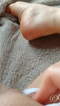 Cewek dengan celana dalam renda putih lagi asik masturbasi sampai orgasme 4k