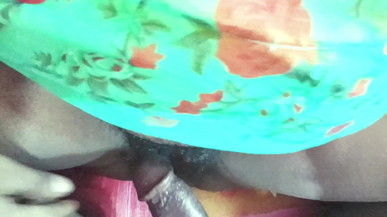 Priyabhabhi2011: ホットなインド系デシ女の子、義理の妹が寝室でシェアする