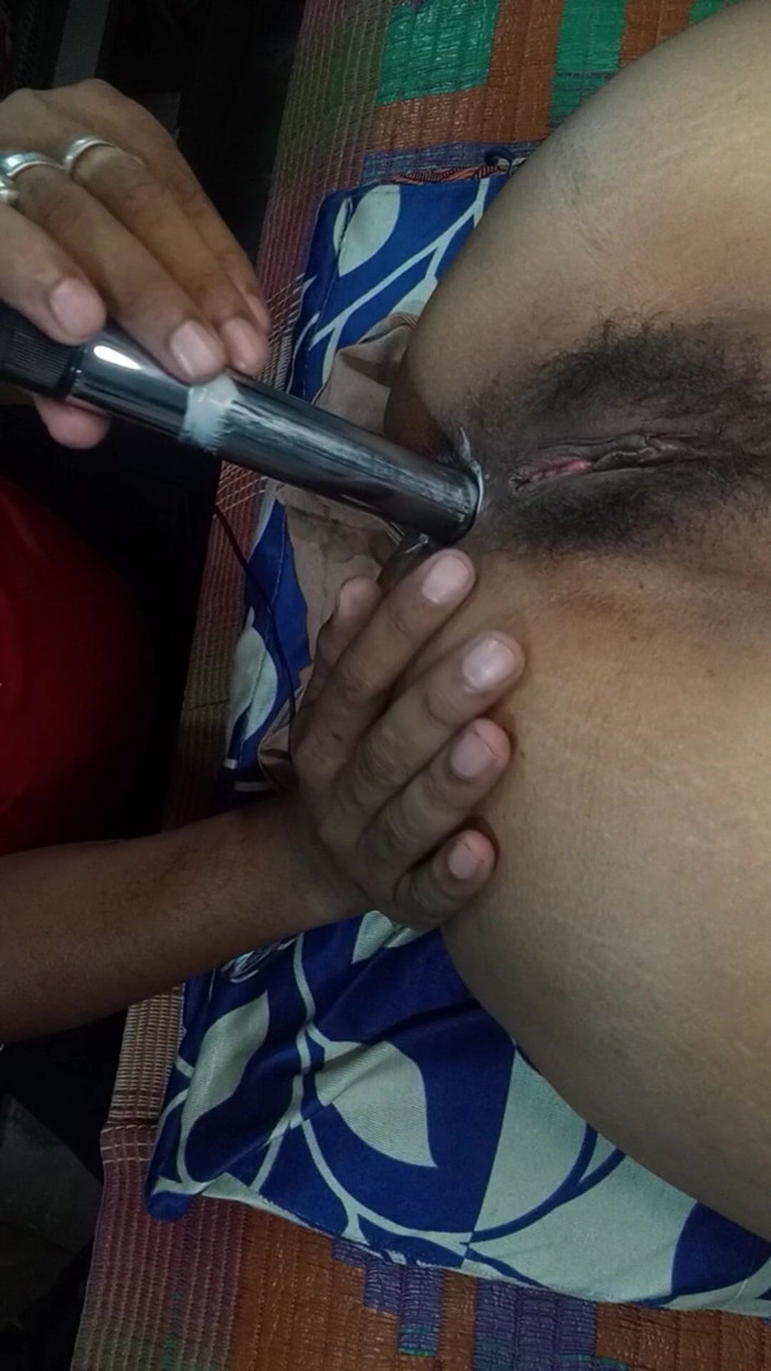 Real Couple 203: Trata de insertar un plug anal, vibrador y su lengua...