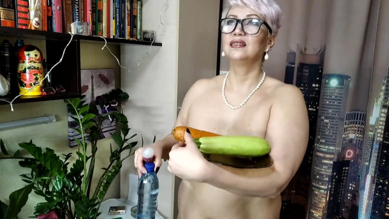 AimeeParadise: Secretară matură sexy cu dovlecei și morcovi în pizda matură umedă...