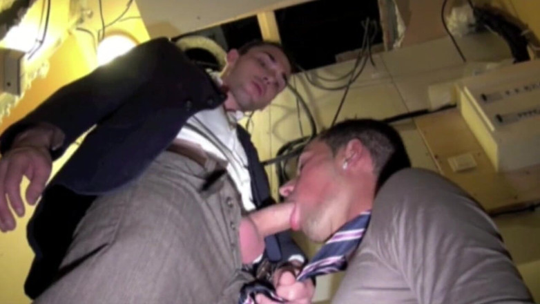 Gaybareback: Adorável gêmea fodida por seu chefe no trabalho