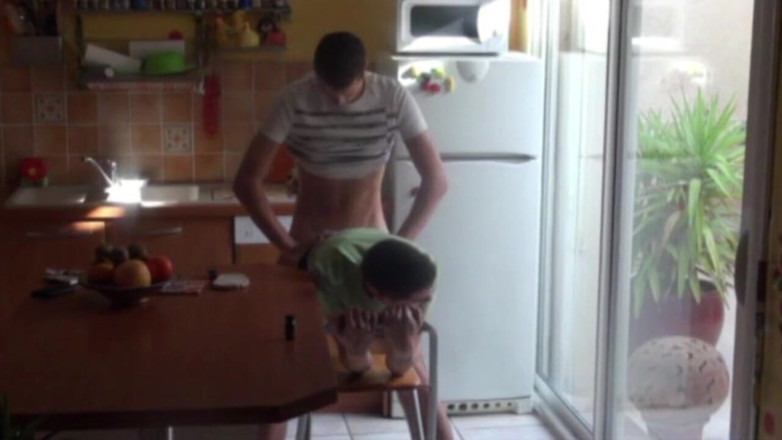 Crunch Boy: Twinks neuken in mijn keuken