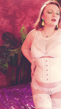 Poesje spelen lieve milf houdt van netkousen en pvc-fetisjkleren! Arya Grander