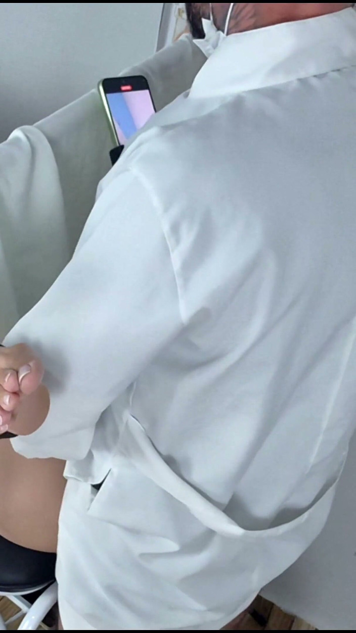 ksalnovinhos: 婦人科医が濡れた膣を抱えて患者を残す!
