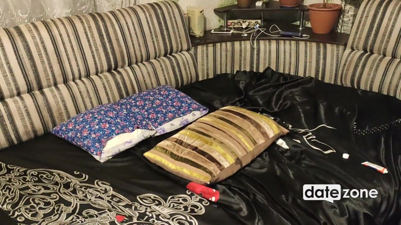 Datezone: Zvrácená brunetka v sexy punčochách dominuje manželovi své nejlepší kamarádky....