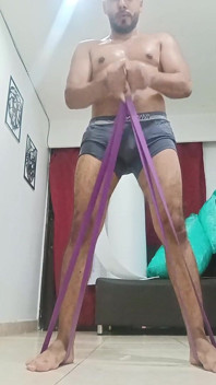 Sexy esercizio latino peloso a casa