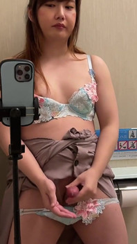Elle est une grosse éjac par masturbation dans la salle de bain !