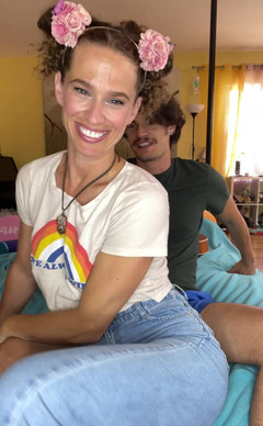 VibeWithMommy: Omg Ty kalhoty.. Zítra k tobě přichyceni! Zůstaň naladěn!