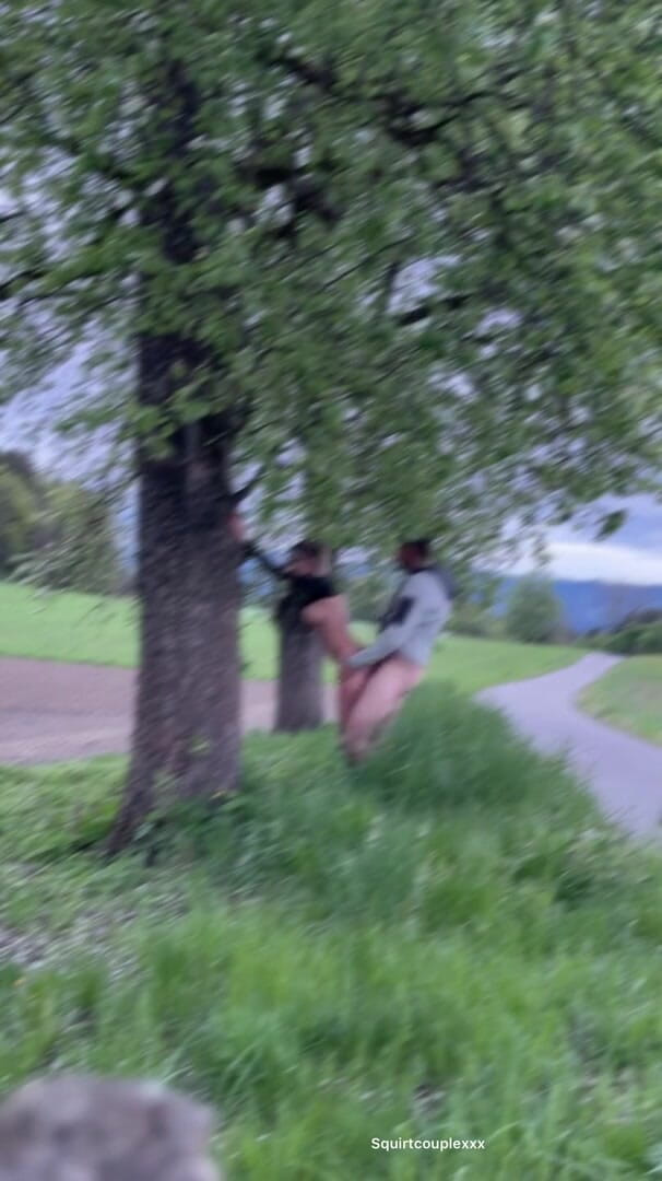 Spuirtcouplexxxx: Matură sexy blondă futută în aer liber în pădure