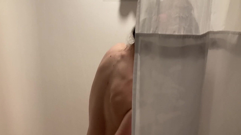 SKVideo: Seksowna, chuda nastolatka bawi się swoją cipką pod prysznicem