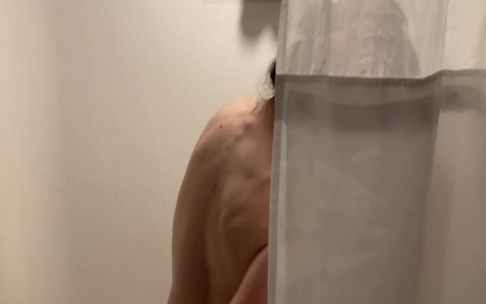 SKVideo: सेक्सी, पतली कमसिन शॉवर में अपनी चूत के साथ खेलती है
