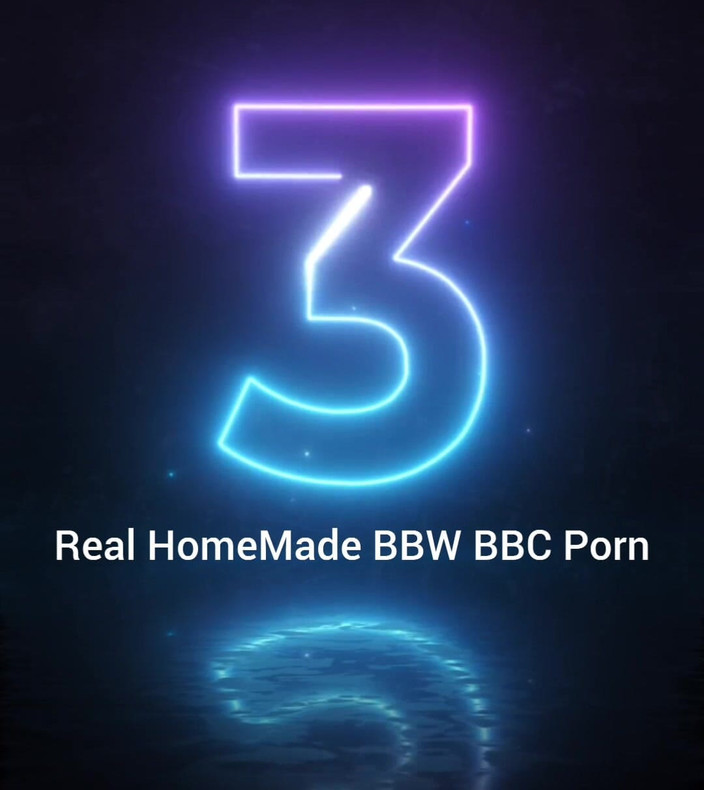 Super sexy ebony cuties: ボトルにおしっこをして、自分の尿を飲む