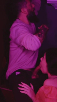 Sexy Brazilka Si Užívala, Jak Se Předvádí V Kabince Během Swingerské Párty, Zatímco Její Manžel Sledoval, Jak S Ní Souložím