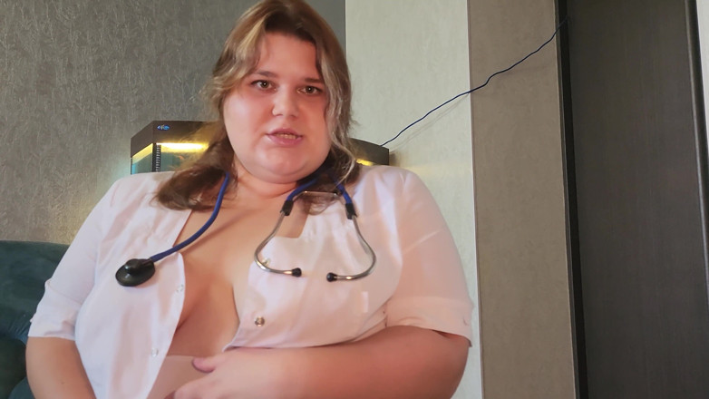 Peach Desert: Asistentei dolofane cu țâțe mari îi place să bea sperma pacienților