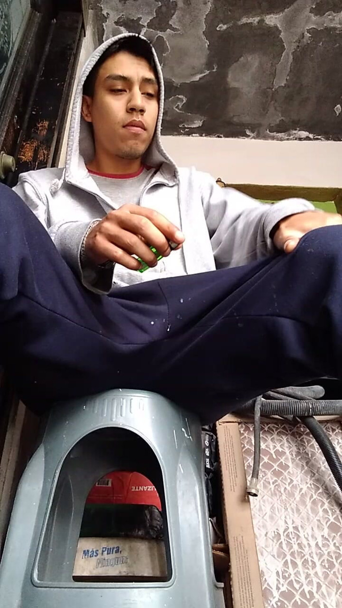 AlexAlejandro13: Masturbuje się przed publicznością przed bramą mojego domu