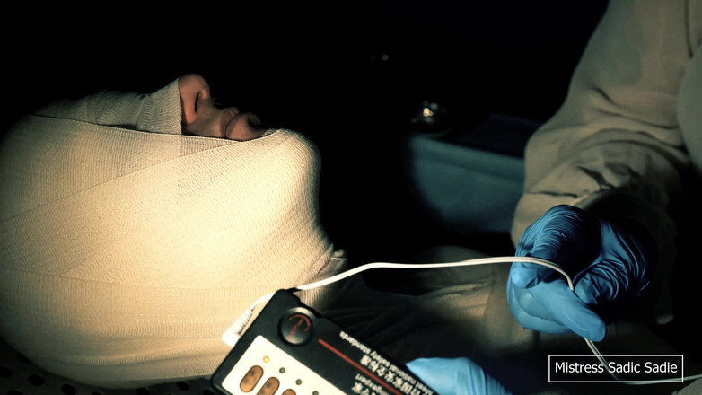 Sadic Sadie: Medizinisches Spiel mit Mumifizierung, Nadeln, KVT und Elektrospiel.