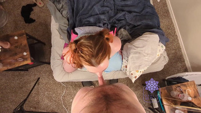 Dahlia Wolf: Perfecta esclava sexual sumisa follando muñeca con colas de cerdo