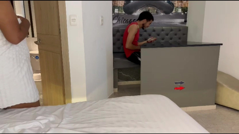 Miaandaxel: Вона бачить, що я мастурбую, і я трахаю її за те, що я збуджений - порно іспанською