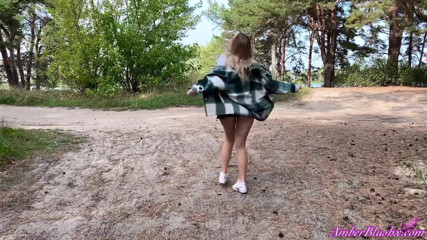 AmberBlushx: Wesoła laska z soczystym tyłkiem masturbuje się cipką i spermą...