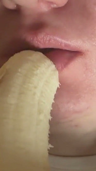 바나나를 꼴리게 먹어