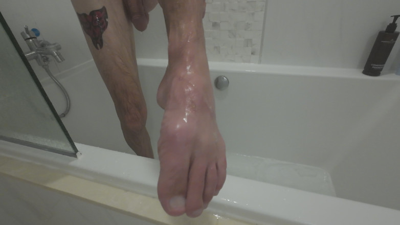 Big dick dadddy: Washing My Feet for My Foot Worshippers
