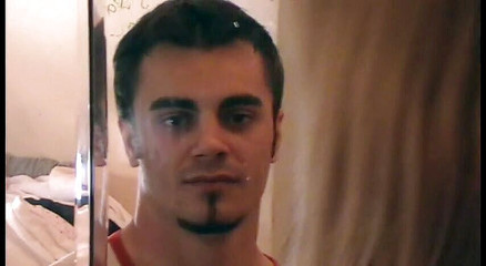 Femdom Austria: Nutí ho čistit si zrcadlo