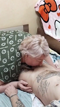 Mẹ chồng bú cu của con rể và xem anh ta xuất tinh