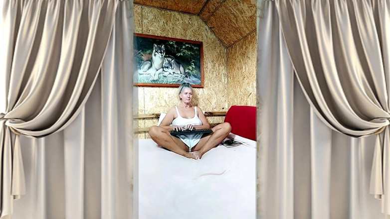 Lukerya: 핫한 주부 루케리야. 아침 차 한 잔 사이에 생각을 나눈 뒤 플러팅.